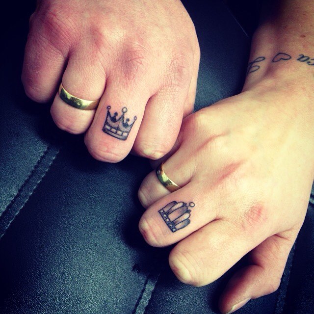 King and Queen Finger Tattoos: Romantic Couple Ideas
