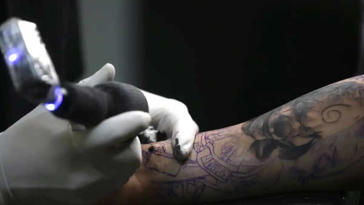 Peque Os Tatuajes En Los Gl Teos Ideas Y Consejos Ambas Manos Peque Os Tatuajes En Los Gl Teos Ideas Y Consejos Ambas Manos