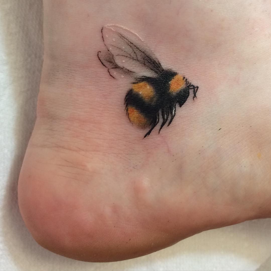 Realistic Bumble Bee Tattoos: Stunning Designs & Ideas