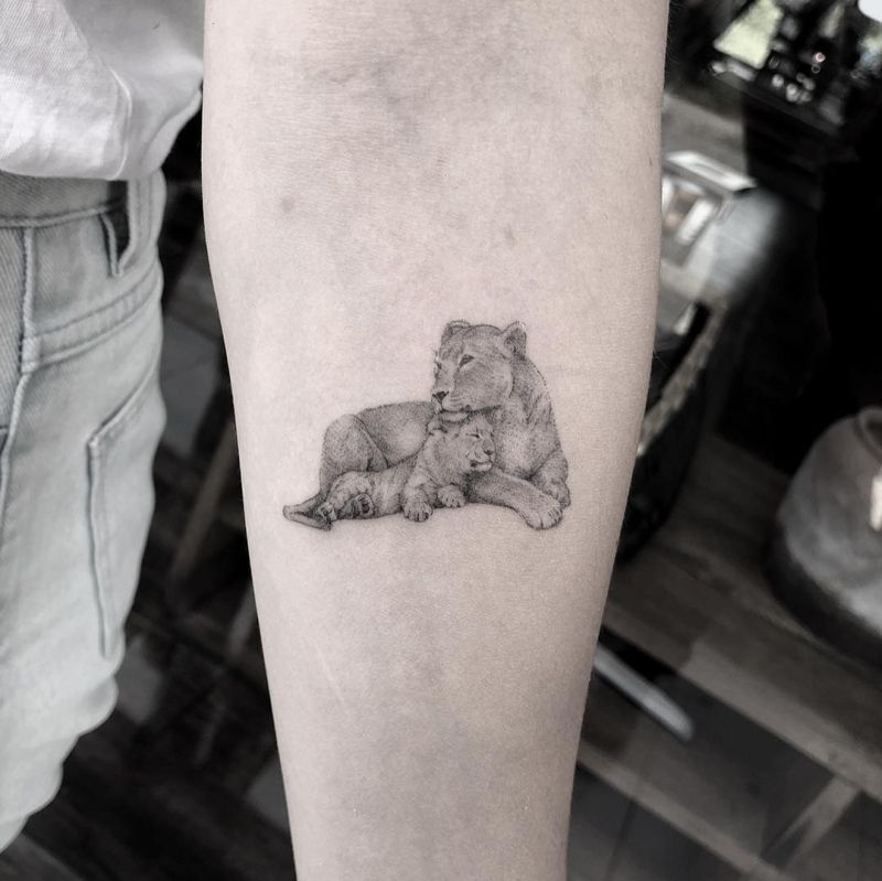 Tatuaje Leona Y Cachorro Peque O Tattoo Shop Madrid Tatuaje Leona Y Cachorro Peque O Tattoo Shop Madrid
