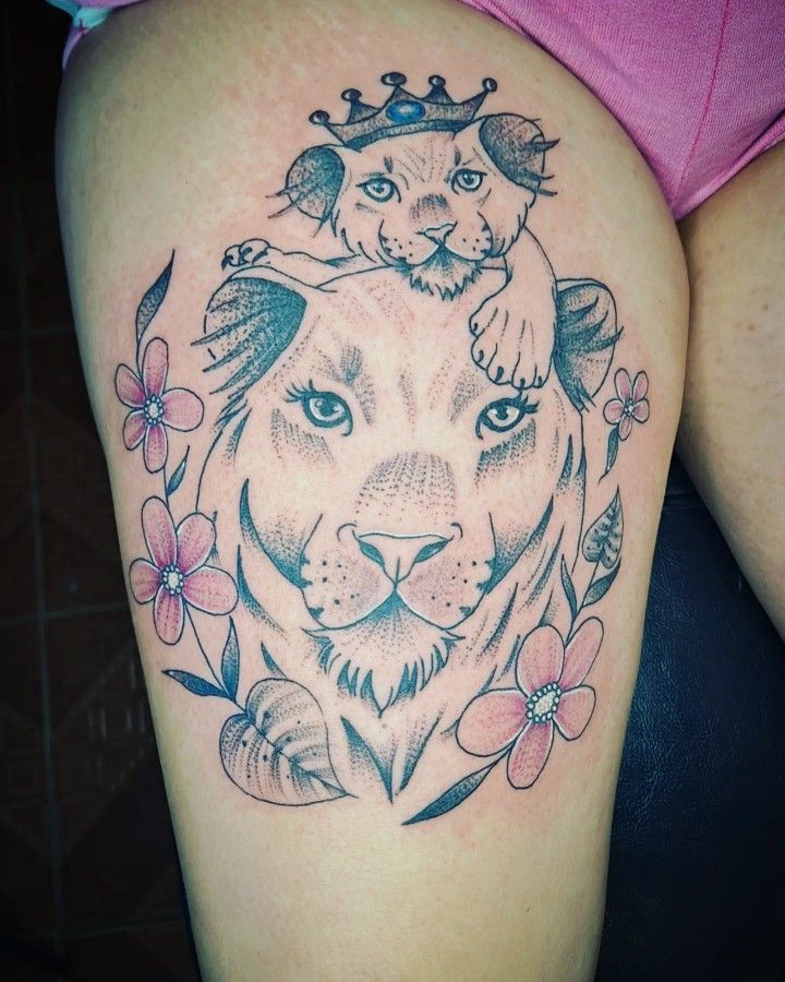 Tatuaje Leona y Cachorro: Simbolismo y Diseños Pequeños