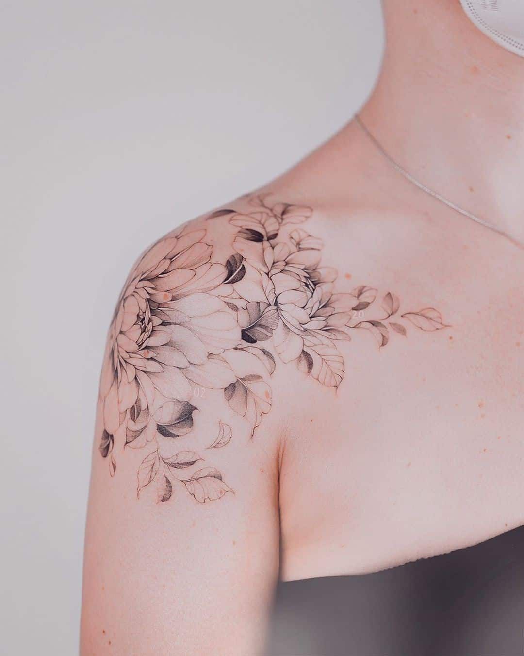 Stunning Flower Shoulder Tattoos for Women